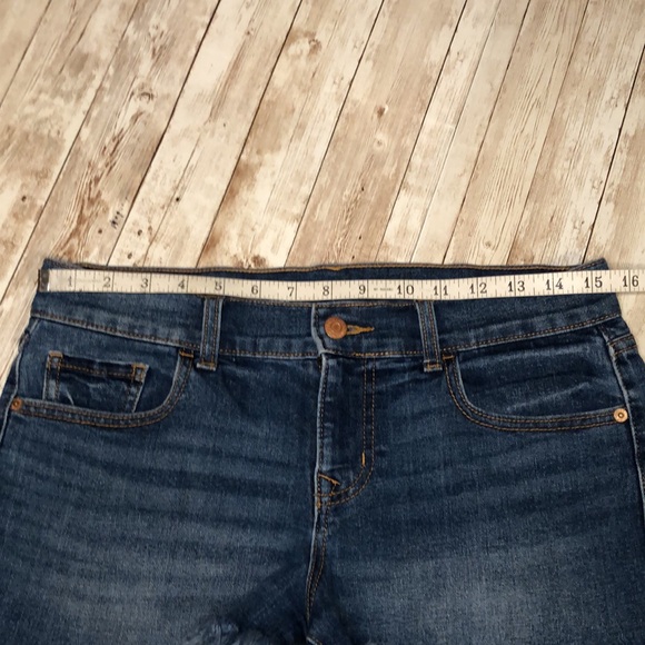 Old Navy boyfriend jean shorts, 5 pkt styling cut-offs, medium wash -size 4 - Picture 6 of 7